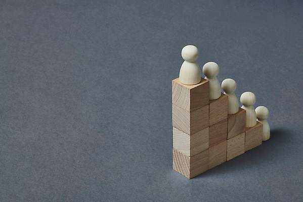 포토 JPG 스튜디오촬영 비즈니스 회색배경 실내 사람없음 쌓기 경쟁 말_게임 막대그래프 오브젝트 계단식 순위 창의력 나무블록 국내포토 백그라운드 컨셉 모션 그래프 내부 목재 블록 회색 파일형식