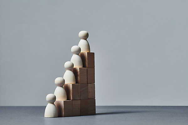 포토 JPG 스튜디오촬영 비즈니스 회색배경 실내 사람없음 쌓기 경쟁 말_게임 막대그래프 오브젝트 계단식 순위 창의력 나무블록 국내포토 백그라운드 컨셉 모션 그래프 내부 목재 블록 회색 파일형식