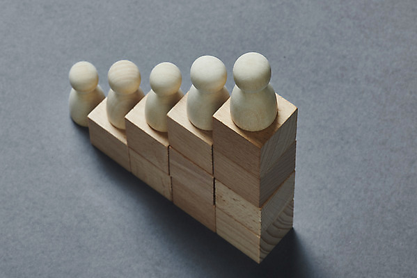 포토 JPG 스튜디오촬영 비즈니스 회색배경 실내 사람없음 쌓기 경쟁 말_게임 막대그래프 오브젝트 계단식 순위 창의력 나무블록 국내포토 백그라운드 컨셉 모션 그래프 내부 목재 블록 회색 파일형식