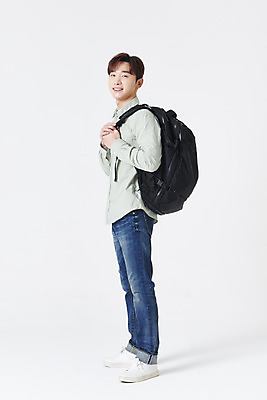 포토 JPG 스튜디오촬영 전신 남자 대학생 책가방 실내 한명 서기 미소 청년 성인 옆모습 30대 한국인 잡기 흰배경 손모으기 성인남자한명만 국내포토 1 학생 뷰포인트 백그라운드 가방 모션 표정 사람 동양인 손짓 내부 장년 흰색 남자한명만 성인남자만 파일형식