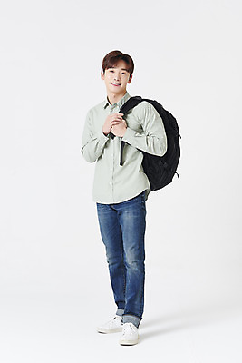 포토 JPG 스튜디오촬영 전신 남자 대학생 책가방 실내 한명 서기 미소 청년 성인 옆모습 30대 한국인 잡기 흰배경 손모으기 성인남자한명만 국내포토 1 학생 뷰포인트 백그라운드 가방 모션 표정 사람 동양인 손짓 내부 장년 흰색 남자한명만 성인남자만 파일형식