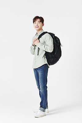 포토 JPG 스튜디오촬영 전신 남자 대학생 책가방 실내 한명 서기 미소 청년 성인 옆모습 30대 한국인 흰배경 손모으기 성인남자한명만 국내포토 1 학생 뷰포인트 백그라운드 가방 모션 표정 사람 동양인 손짓 내부 장년 흰색 남자한명만 성인남자만 파일형식