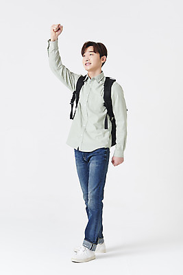 포토 JPG 스튜디오촬영 전신 남자 대학생 책가방 실내 한명 청년 성인 옆모습 30대 손들기 걷기 주먹 한국인 흰배경 성인남자한명만 국내포토 1 학생 뷰포인트 백그라운드 가방 모션 사람 동양인 내부 장년 흰색 남자한명만 성인남자만 파일형식