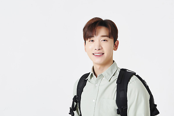 포토 JPG 스튜디오촬영 남자 대학생 책가방 실내 한명 미소 상반신 청년 성인 옆모습 30대 한국인 흰배경 성인남자한명만 국내포토 1 학생 뷰포인트 백그라운드 가방 표정 사람 동양인 내부 장년 흰색 남자한명만 성인남자만 파일형식