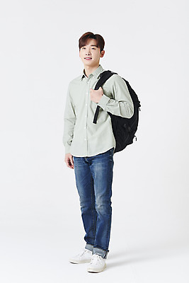 포토 JPG 스튜디오촬영 전신 남자 대학생 책가방 실내 한명 서기 청년 성인 옆모습 30대 한국인 잡기 흰배경 성인남자한명만 국내포토 1 학생 뷰포인트 백그라운드 가방 모션 사람 동양인 내부 장년 흰색 남자한명만 성인남자만 파일형식