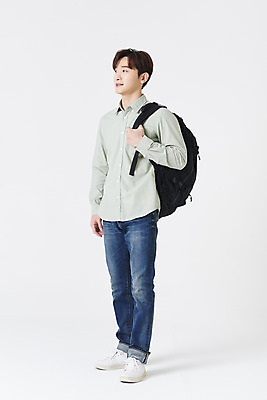 포토 JPG 스튜디오촬영 전신 응시 남자 대학생 책가방 실내 한명 서기 청년 성인 옆모습 30대 한국인 잡기 흰배경 성인남자한명만 국내포토 1 학생 시선 뷰포인트 백그라운드 가방 모션 사람 동양인 내부 장년 흰색 남자한명만 성인남자만 파일형식