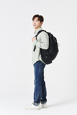 포토 JPG 스튜디오촬영 전신 남자 대학생 책가방 실내 한명 서기 미소 청년 성인 옆모습 30대 한국인 잡기 흰배경 성인남자한명만 국내포토 1 학생 뷰포인트 백그라운드 가방 모션 표정 사람 동양인 내부 장년 흰색 남자한명만 성인남자만 파일형식