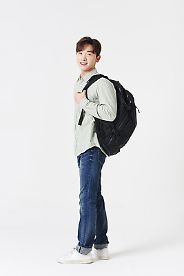 포토 JPG 스튜디오촬영 전신 남자 대학생 책가방 실내 한명 서기 미소 청년 성인 옆모습 30대 한국인 잡기 흰배경 성인남자한명만 국내포토 1 학생 뷰포인트 백그라운드 가방 모션 표정 사람 동양인 내부 장년 흰색 남자한명만 성인남자만 파일형식