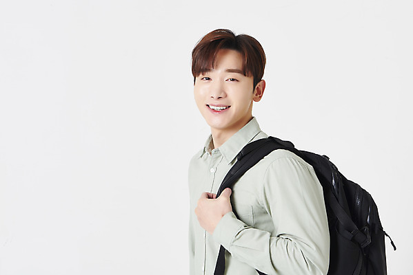 포토 JPG 스튜디오촬영 남자 대학생 책가방 실내 한명 미소 상반신 청년 성인 옆모습 30대 한국인 잡기 흰배경 성인남자한명만 국내포토 1 학생 뷰포인트 백그라운드 가방 모션 표정 사람 동양인 내부 장년 흰색 남자한명만 성인남자만 파일형식