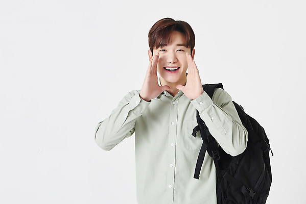 포토 JPG 스튜디오촬영 남자 대학생 책가방 실내 한명 미소 상반신 청년 성인 앞모습 30대 외침 한국인 흰배경 손모으기 성인남자한명만 국내포토 1 학생 뷰포인트 백그라운드 가방 표정 사람 동양인 손짓 내부 장년 소리 흰색 남자한명만 성인남자만 파일형식
