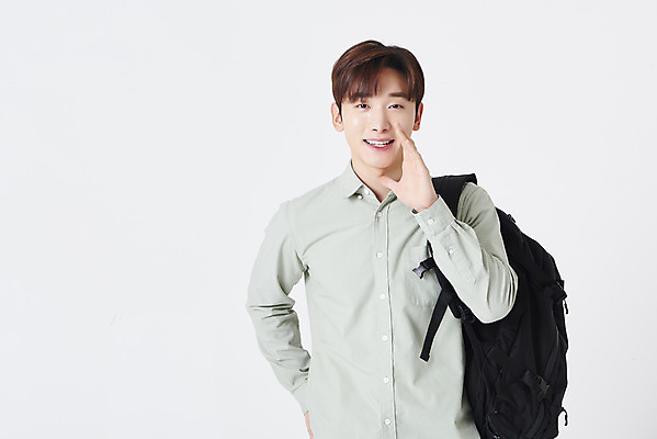 포토 JPG 스튜디오촬영 남자 대학생 책가방 실내 한명 미소 손짓 상반신 청년 성인 앞모습 30대 외침 한국인 흰배경 성인남자한명만 국내포토 1 학생 뷰포인트 백그라운드 가방 모션 표정 사람 동양인 내부 장년 소리 흰색 남자한명만 성인남자만 파일형식