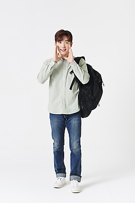 포토 JPG 스튜디오촬영 전신 남자 대학생 책가방 실내 한명 서기 미소 청년 성인 앞모습 30대 외침 한국인 흰배경 손모으기 성인남자한명만 국내포토 1 학생 뷰포인트 백그라운드 가방 모션 표정 사람 동양인 손짓 내부 장년 소리 흰색 남자한명만 성인남자만 파일형식