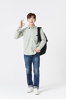 포토 JPG 스튜디오촬영 전신 남자 대학생 책가방 실내 한명 서기 미소 청년 성인 앞모습 30대 한국인 OK 흰배경 주머니손 성인남자한명만 국내포토 1 학생 뷰포인트 백그라운드 가방 모션 표정 사람 동양인 손짓 내부 장년 흰색 남자한명만 성인남자만 파일형식