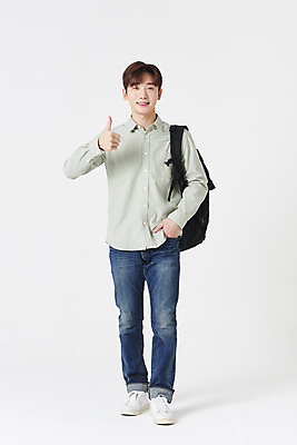 포토 JPG 스튜디오촬영 전신 남자 대학생 책가방 실내 한명 서기 미소 청년 성인 앞모습 30대 한국인 최고 흰배경 주머니손 성인남자한명만 국내포토 1 학생 뷰포인트 백그라운드 가방 모션 표정 사람 동양인 내부 장년 흰색 남자한명만 성인남자만 파일형식