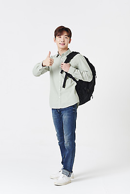포토 JPG 스튜디오촬영 전신 남자 대학생 책가방 실내 한명 서기 미소 청년 성인 옆모습 30대 한국인 잡기 최고 흰배경 성인남자한명만 국내포토 1 학생 뷰포인트 백그라운드 가방 모션 표정 사람 동양인 내부 장년 흰색 남자한명만 성인남자만 파일형식