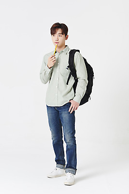 포토 JPG 스튜디오촬영 전신 남자 대학생 책가방 실내 한명 서기 들기 청년 성인 옆모습 30대 연필 한국인 고민 흰배경 주머니손 성인남자한명만 국내포토 1 학생 감정 뷰포인트 백그라운드 가방 모션 학용품 사람 동양인 내부 장년 필기구 흰색 남자한명만 성인남자만 파일형식