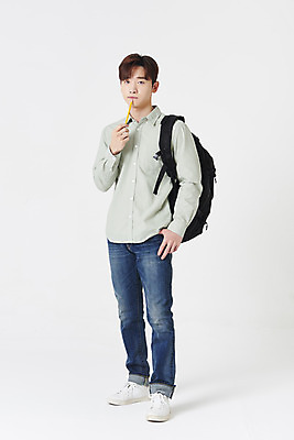 포토 JPG 스튜디오촬영 전신 응시 남자 대학생 책가방 실내 한명 서기 들기 청년 성인 옆모습 30대 연필 한국인 고민 흰배경 주머니손 성인남자한명만 국내포토 1 학생 시선 감정 뷰포인트 백그라운드 가방 모션 학용품 사람 동양인 내부 장년 필기구 흰색 남자한명만 성인남자만 파일형식