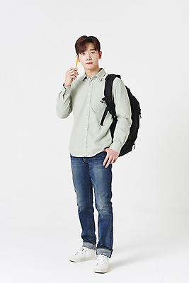 포토 JPG 스튜디오촬영 전신 응시 남자 대학생 책가방 실내 한명 서기 들기 청년 성인 옆모습 30대 연필 한국인 고민 흰배경 주머니손 성인남자한명만 국내포토 1 학생 시선 감정 뷰포인트 백그라운드 가방 모션 학용품 사람 동양인 내부 장년 필기구 흰색 남자한명만 성인남자만 파일형식