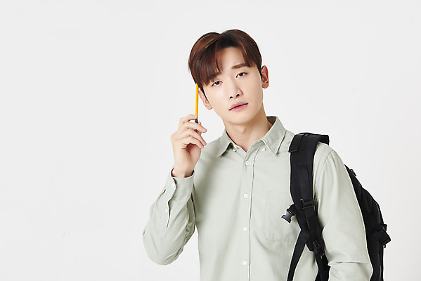 포토 JPG 스튜디오촬영 응시 남자 대학생 책가방 실내 한명 들기 청년 성인 앞모습 30대 연필 한국인 고민 흰배경 성인남자한명만 국내포토 1 학생 시선 감정 뷰포인트 백그라운드 가방 모션 학용품 사람 동양인 내부 장년 필기구 흰색 남자한명만 성인남자만 파일형식