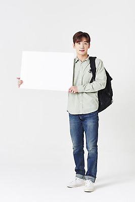 포토 JPG 스튜디오촬영 전신 배너 남자 대학생 책가방 사각프레임 실내 한명 서기 들기 청년 성인 앞모습 30대 한국인 흰배경 성인남자한명만 국내포토 1 학생 뷰포인트 백그라운드 가방 모션 프레임 사람 동양인 내부 장년 사각형 흰색 남자한명만 성인남자만 파일형식