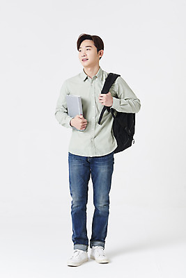 포토 JPG 스튜디오촬영 전신 응시 남자 대학생 책가방 실내 한명 서기 들기 청년 성인 앞모습 책 30대 한국인 잡기 흰배경 성인남자한명만 국내포토 1 학생 시선 뷰포인트 백그라운드 가방 모션 사람 동양인 내부 장년 흰색 남자한명만 성인남자만 파일형식