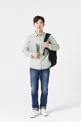 포토 JPG 스튜디오촬영 전신 남자 대학생 책가방 실내 한명 서기 미소 들기 청년 성인 앞모습 책 30대 한국인 잡기 흰배경 성인남자한명만 국내포토 1 학생 뷰포인트 백그라운드 가방 모션 표정 사람 동양인 내부 장년 흰색 남자한명만 성인남자만 파일형식