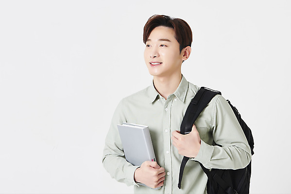 포토 JPG 스튜디오촬영 응시 남자 대학생 책가방 실내 한명 미소 들기 상반신 청년 성인 옆모습 책 30대 한국인 흰배경 성인남자한명만 국내포토 1 학생 시선 뷰포인트 백그라운드 가방 모션 표정 사람 동양인 내부 장년 흰색 남자한명만 성인남자만 파일형식