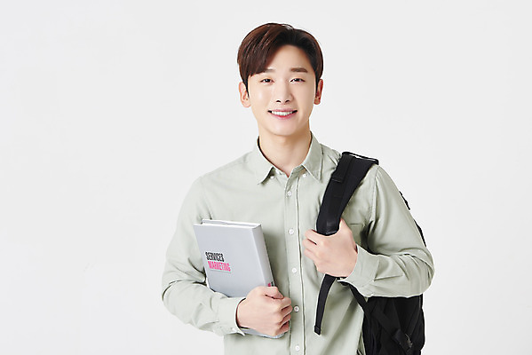 포토 JPG 스튜디오촬영 남자 대학생 책가방 실내 한명 미소 들기 상반신 청년 성인 앞모습 책 30대 한국인 잡기 흰배경 성인남자한명만 국내포토 1 학생 뷰포인트 백그라운드 가방 모션 표정 사람 동양인 내부 장년 흰색 남자한명만 성인남자만 파일형식
