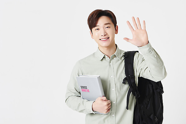 포토 JPG 스튜디오촬영 남자 대학생 책가방 실내 한명 미소 들기 상반신 청년 성인 앞모습 책 30대 한국인 흰배경 손인사 성인남자한명만 국내포토 1 학생 뷰포인트 백그라운드 가방 모션 표정 사람 동양인 내부 장년 흰색 인사 남자한명만 성인남자만 파일형식