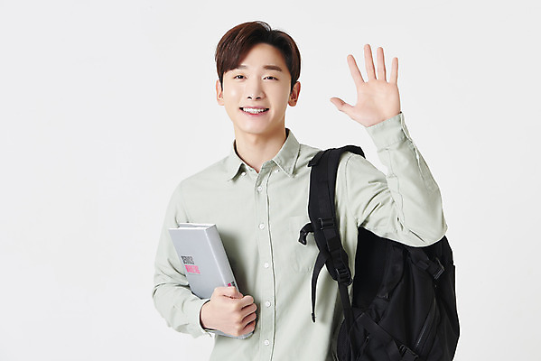 포토 JPG 스튜디오촬영 남자 대학생 책가방 실내 한명 미소 들기 상반신 청년 성인 앞모습 책 30대 한국인 흰배경 손인사 성인남자한명만 국내포토 1 학생 뷰포인트 백그라운드 가방 모션 표정 사람 동양인 내부 장년 흰색 인사 남자한명만 성인남자만 파일형식