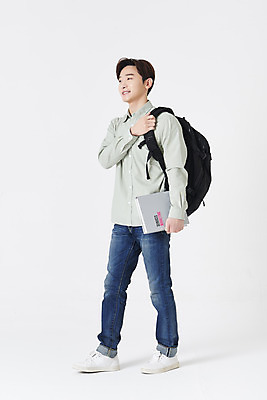 포토 JPG 스튜디오촬영 전신 남자 대학생 책가방 실내 한명 들기 청년 성인 옆모습 책 30대 걷기 한국인 잡기 흰배경 성인남자한명만 국내포토 1 학생 뷰포인트 백그라운드 가방 모션 사람 동양인 내부 장년 흰색 남자한명만 성인남자만 파일형식