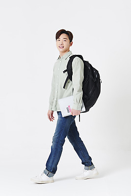 포토 JPG 스튜디오촬영 전신 응시 남자 대학생 책가방 실내 한명 미소 들기 청년 성인 옆모습 책 30대 걷기 한국인 흰배경 성인남자한명만 국내포토 1 학생 시선 뷰포인트 백그라운드 가방 모션 표정 사람 동양인 내부 장년 흰색 남자한명만 성인남자만 파일형식