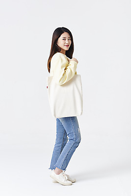 포토 JPG 스튜디오촬영 전신 응시 여자 대학생 책가방 실내 한명 서기 미소 20대 청년 성인 옆모습 한국인 잡기 흰배경 성인여자한명만 국내포토 1 학생 시선 뷰포인트 백그라운드 가방 모션 표정 사람 동양인 내부 흰색 여자한명만 성인여자만 파일형식