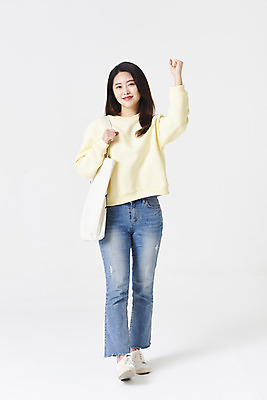 포토 JPG 스튜디오촬영 전신 여자 대학생 책가방 실내 한명 서기 20대 청년 성인 앞모습 파이팅 한국인 잡기 흰배경 성인여자한명만 국내포토 1 학생 뷰포인트 백그라운드 가방 모션 사람 동양인 내부 흰색 여자한명만 성인여자만 파일형식