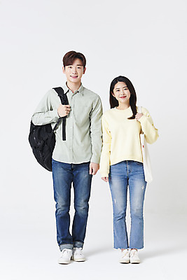 포토 JPG 스튜디오촬영 전신 커플 여자 남자 대학생 책가방 실내 서기 미소 20대 청년 성인 두명 앞모습 30대 한국인 잡기 흰배경 성인만 국내포토 학생 뷰포인트 백그라운드 가방 관계 모션 표정 사람 동양인 내부 장년 흰색 파일형식