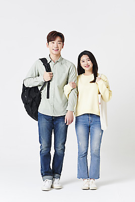 포토 JPG 스튜디오촬영 전신 커플 여자 남자 대학생 책가방 실내 서기 미소 20대 청년 성인 두명 앞모습 30대 팔짱 한국인 잡기 흰배경 성인만 국내포토 학생 뷰포인트 백그라운드 가방 관계 모션 표정 사람 동양인 내부 장년 흰색 파일형식