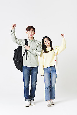 포토 JPG 스튜디오촬영 전신 커플 여자 남자 대학생 책가방 실내 서기 20대 청년 성인 두명 앞모습 30대 파이팅 주먹 한국인 잡기 흰배경 성인만 국내포토 학생 뷰포인트 백그라운드 가방 관계 모션 사람 동양인 내부 장년 흰색 파일형식