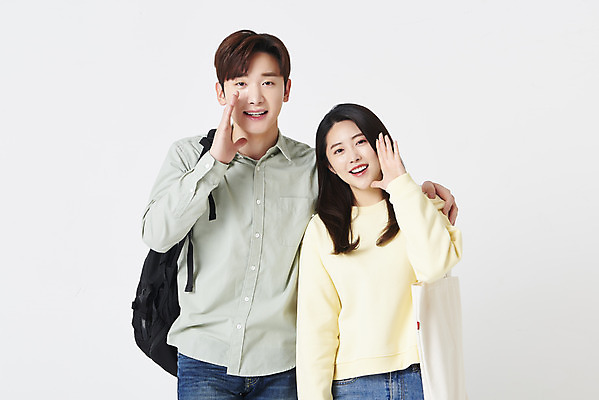 포토 JPG 스튜디오촬영 커플 여자 남자 대학생 책가방 실내 미소 상반신 20대 청년 성인 두명 앞모습 30대 외침 한국인 흰배경 손모으기 성인만 어깨에손 국내포토 학생 뷰포인트 백그라운드 가방 관계 모션 표정 사람 동양인 손짓 내부 장년 소리 흰색 파일형식