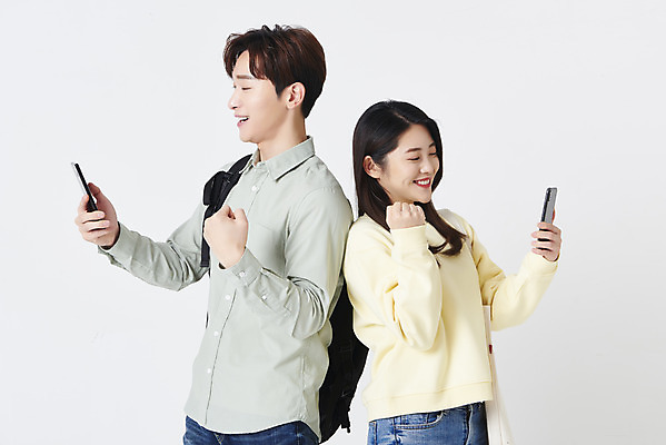 포토 JPG 스튜디오촬영 커플 응시 여자 남자 대학생 책가방 실내 미소 들기 상반신 20대 청년 성인 두명 옆모습 30대 스마트폰 주먹 한국인 흰배경 성인만 국내포토 학생 시선 뷰포인트 백그라운드 가방 관계 모션 표정 사람 동양인 내부 장년 핸드폰 스마트기기 흰색 파일형식