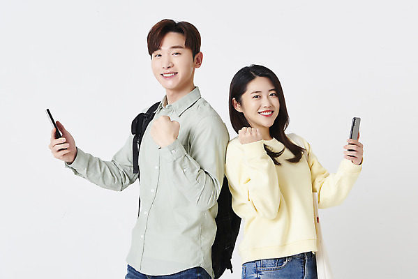 포토 JPG 스튜디오촬영 커플 응시 여자 남자 대학생 책가방 실내 미소 들기 상반신 20대 청년 성인 두명 옆모습 30대 스마트폰 파이팅 한국인 흰배경 성인만 국내포토 학생 시선 뷰포인트 백그라운드 가방 관계 모션 표정 사람 동양인 내부 장년 핸드폰 스마트기기 흰색 파일형식