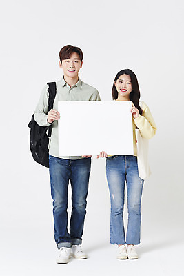 포토 JPG 스튜디오촬영 전신 배너 커플 여자 남자 대학생 책가방 사각프레임 실내 서기 미소 들기 20대 청년 성인 두명 앞모습 30대 한국인 흰배경 성인만 국내포토 학생 뷰포인트 백그라운드 가방 관계 모션 프레임 표정 사람 동양인 내부 장년 사각형 흰색 파일형식