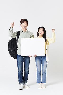 포토 JPG 스튜디오촬영 전신 배너 커플 여자 남자 대학생 책가방 사각프레임 실내 서기 미소 들기 20대 청년 성인 두명 앞모습 30대 파이팅 주먹 한국인 흰배경 성인만 국내포토 학생 뷰포인트 백그라운드 가방 관계 모션 프레임 표정 사람 동양인 내부 장년 사각형 흰색 파일형식