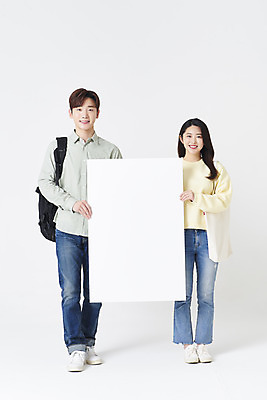 포토 JPG 스튜디오촬영 전신 배너 커플 여자 남자 대학생 책가방 사각프레임 실내 서기 미소 들기 20대 청년 성인 두명 앞모습 30대 한국인 흰배경 성인만 국내포토 학생 뷰포인트 백그라운드 가방 관계 모션 프레임 표정 사람 동양인 내부 장년 사각형 흰색 파일형식