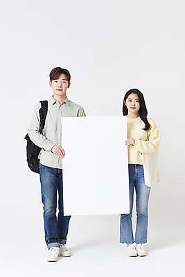 포토 JPG 스튜디오촬영 전신 배너 커플 여자 남자 대학생 책가방 사각프레임 실내 서기 들기 20대 청년 성인 두명 앞모습 30대 한국인 흰배경 성인만 국내포토 학생 뷰포인트 백그라운드 가방 관계 모션 프레임 사람 동양인 내부 장년 사각형 흰색 파일형식