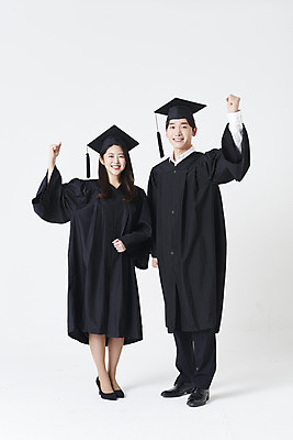 포토 JPG 스튜디오촬영 전신 커플 여자 남자 대학생 학사모 졸업 졸업식 실내 서기 미소 20대 청년 성인 두명 앞모습 30대 파이팅 주먹 한국인 졸업가운 흰배경 성인만 국내포토 모자_잡화 학생 교육 뷰포인트 백그라운드 관계 모션 표정 사람 동양인 내부 장년 흰색 가운 파일형식