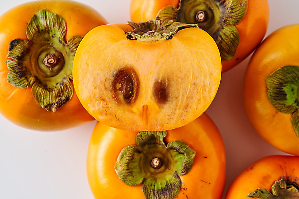 포토 JPG 스튜디오촬영 음식 과일 식재료 단면 실내 근접촬영 사람없음 흰배경 슬라이스 단감 국내포토 뷰포인트 백그라운드 감 내부 흰색 파일형식