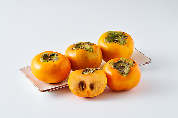 포토 JPG 스튜디오촬영 접시 음식 과일 식재료 단면 실내 사람없음 흰배경 슬라이스 단감 국내포토 식기 백그라운드 감 내부 흰색 파일형식