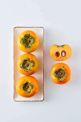 포토 JPG 스튜디오촬영 접시 음식 과일 식재료 단면 실내 사람없음 하이앵글 흰배경 슬라이스 단감 국내포토 식기 뷰포인트 백그라운드 감 내부 흰색 파일형식