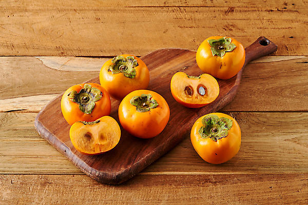 포토 JPG 스튜디오촬영 음식 과일 식재료 단면 실내 사람없음 슬라이스 나무도마 단감 갈색배경 국내포토 백그라운드 도마 감 내부 목재 갈색 파일형식