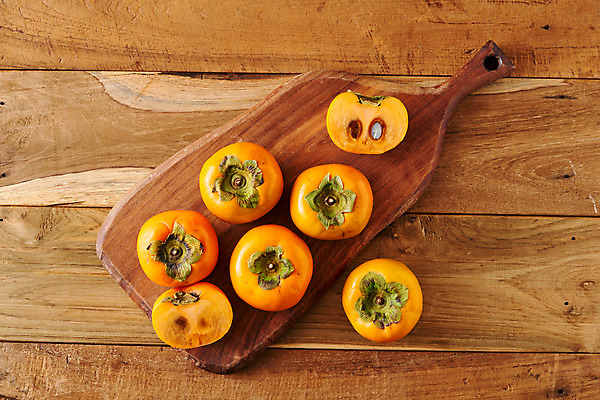 포토 JPG 스튜디오촬영 음식 과일 식재료 단면 실내 사람없음 하이앵글 슬라이스 나무도마 단감 갈색배경 국내포토 뷰포인트 백그라운드 도마 감 내부 목재 갈색 파일형식